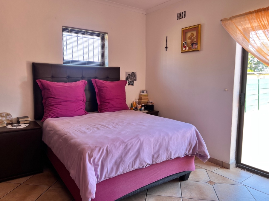 6 Bedroom Property for Sale in Gaylee Western Cape